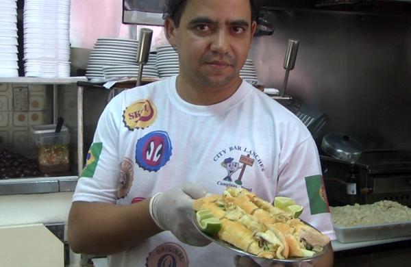 O sandu&iacute;che &eacute; servido quente em apresenta&ccedil;&atilde;o com rodelas de lim&atilde;o em prato (Ricardo Fernandes)