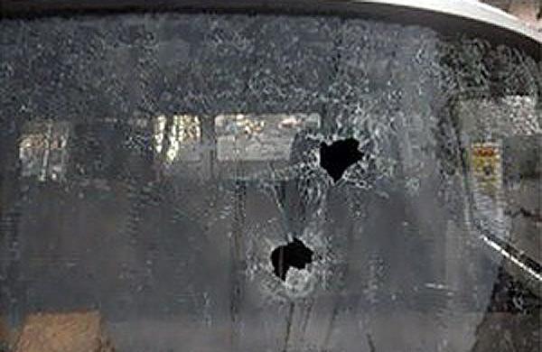 Para-brisa da kombi ficou com as marcas dos tiros ap&oacute;s tentativa de assalto em pedreira ( Divulgação/Polícia Militar)