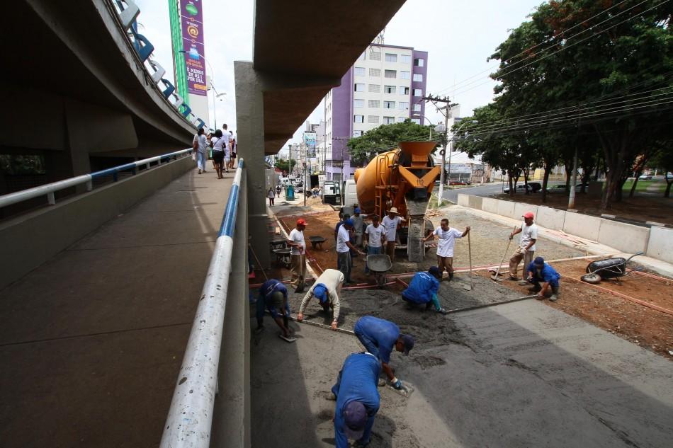 Oper&aacute;rios concretam o piso em torno da passarela do Viaduto Miguel Vicente Cury ( Janaína Ribeiro/Especial a AAN )
