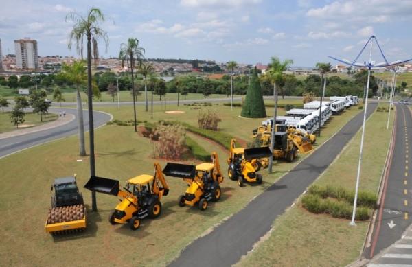 Nova frota ficou exposta em frente &agrave; Prefeitura ( Divulgação)