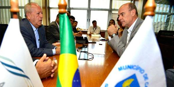 Acordo entre os presidentes da Sanasa, Arly de Lara Rom&ecirc;o, e da Concession&aacute;ria de Viracopos foi assinado na manh&atilde; desta segunda (17) (Divulgação)