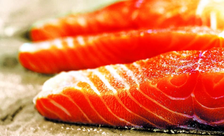 Os peixes que cont&ecirc;m o DHA s&atilde;o provenientes de &aacute;guas marinhas frias e profundas como o salm&atilde;o (Divulgação)