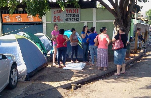 Familiares em frente ao CDP em Hortol&acirc;ndia nesta quarta-feira (19) tentando entrar com mantimentos  (Dorinaldo Oliveira/AAN)