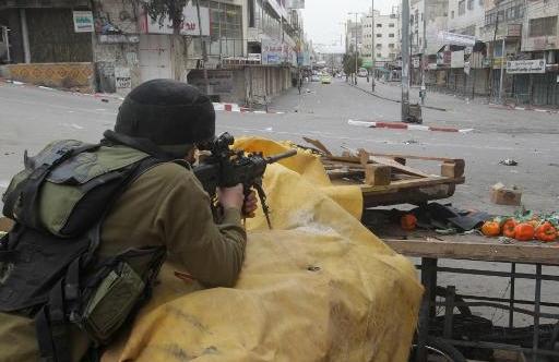 Soldado israelense durante confronto com palestinos em Hebron (France Press)