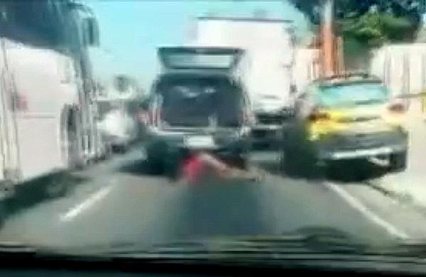 Mulher é arrastada por viatura da polícia (Captura de vídeo)