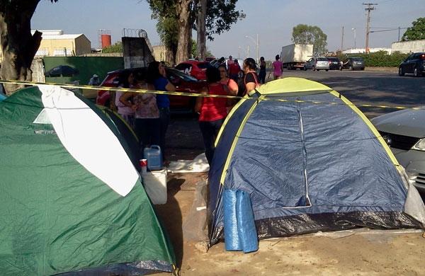 Fam&iacute;lias acampam em frente ao Complexo Penitenci&aacute;rio de Hortol&acirc;ndia para poder fazer visitas aos presos  (Dorinaldo Oliveira/AAN)