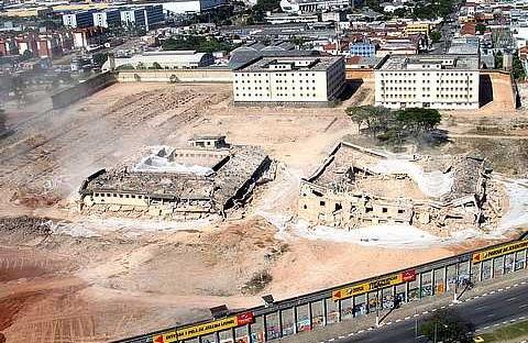 Imagem da Casa de Detenção de São Paulo, ou Carandiru, quando foi implodido em 2002 (Agência Brasil)