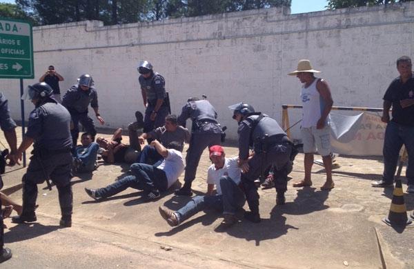 Agentes sentados em greve para bloquear a abertura do port&atilde;o resistiram pacificamente &agrave; retirada  (Cecilia Polycarpo/ AAN )