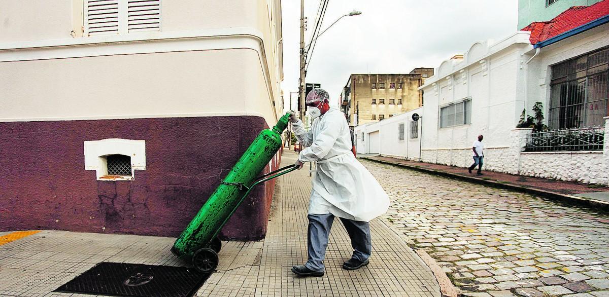 Funcionário do Vera Cruz Casa de Saúde de Campinas leva cilindro de oxigênio até o pronto socorro do hospital que fica próximo ao Largo São Benedito no Centro de Campinas (Diogo Zacarias/ Correio Popular)