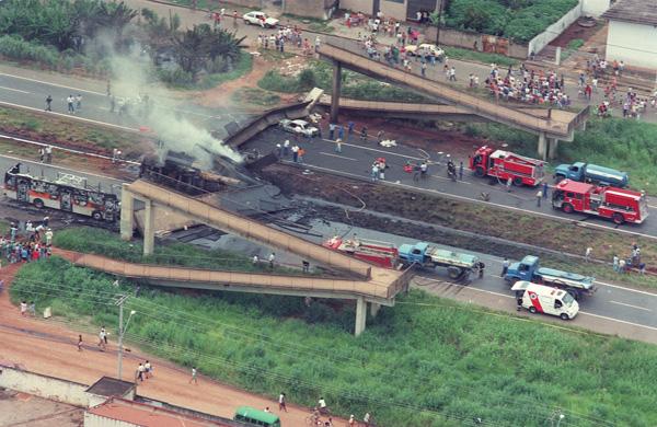 Vista a&eacute;rea da D. Pedro, minutos ap&oacute;s o acidente: curiosos invadiram a pista, que ficou fechada por oito horas (Cedoc/ RAC)