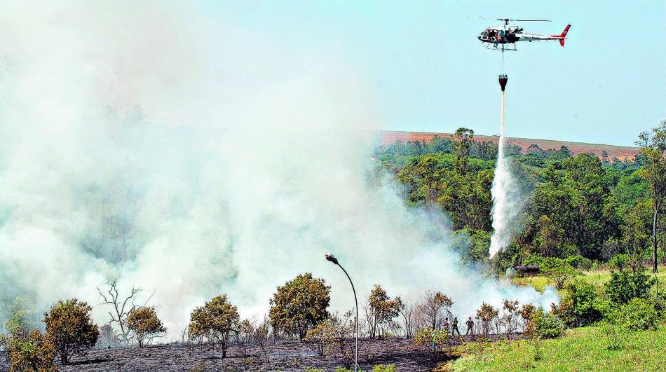 Águia fez 28 lançamentos com o cesto 'Bambi Bucket'; por terra foram utilizados 50 mil litros de água (Base Aérea Piracicaba)