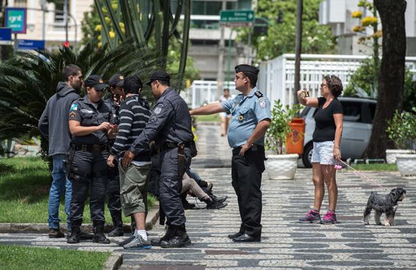 Manifestantes são revistados pela polícia perto do apartamento do governador Sergio Cabral, no Rio de Janeiro (France Press)