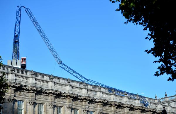 Em Londres, um guindaste caiu sobre o telhado de um prédio do governo durante a madrugada, sem deixar feridos (France Press)