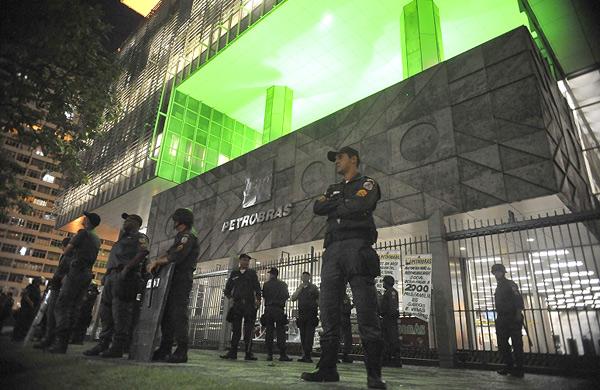 Manifestantes protestaram próximo à sede da Petrobras, no Rio após o leilão do Campo de Libra, nesta segunda (Agência Brasil)