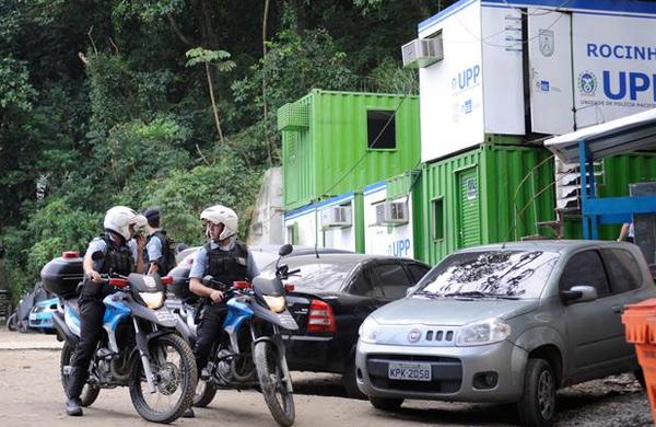 Policiais militares em frente à uma base da UPP na favela da Rocinha, no Rio de Janeiro (Agência Brasil)