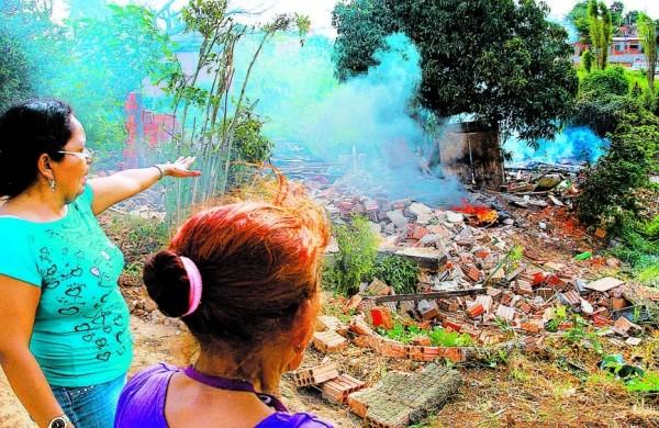 Mulheres observam destroços de imóvel em situação irregular demolido ( Rodrigo Zanotto/Especial para AAN)