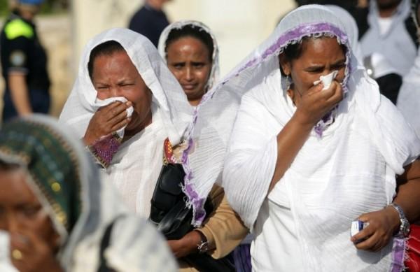 Centenas de eritreus residentes na Europa e na Itália, muitos deles em Milão e Roma, se deslocaram até a Sicília para assistir a cerimônia (France Press)