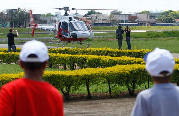 Crianças esperam o momento de embarcarem no helicóptero para passeio inédito ( Gustavo Tilio/Especial para a AAN)