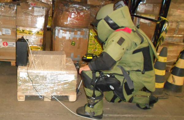 Um robô e equipamentos especiais foram utilizados para manusear os explosivos reais em pequenas cargas ( Divulgação)