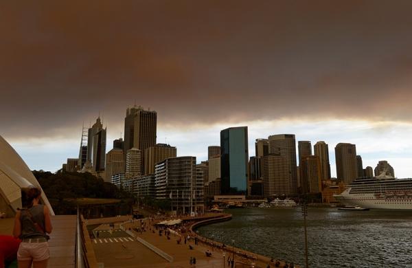 Fumaça e cinzas cobrem o céu de Sidney, na Austrália (France Press)