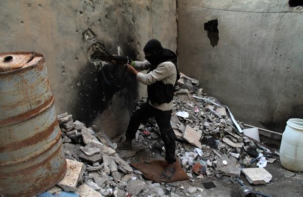 Rebelde sírio abre fogo contra forças militares do regime de Bashar al-Assad (France Press)