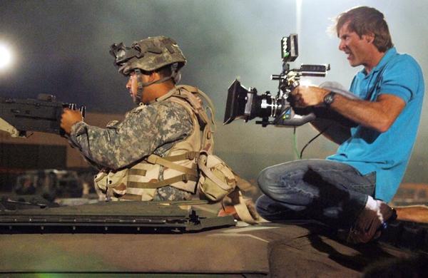 Michael Bay (D) durante gravação do filme Transformers (France Press)