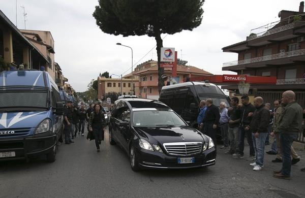 Carro funerário transporta corpo do ex-nazista Priebke, na Itália (France Press)