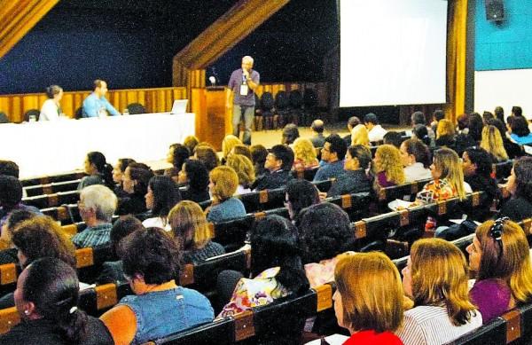 O professor Heldis Silveira Santos fala sobre o projeto Ecodesfile, ontem, durante o fórum na Unicamp ( Gustavo Tilio/Especial para a AAN)