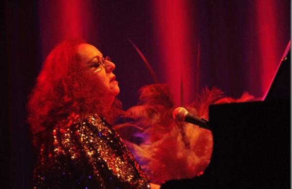 A cantora e atriz Cida Moreira teve patrocínio do Festival de Curitiba em seu espetáculo 'Música em Cena' (Divulgação)