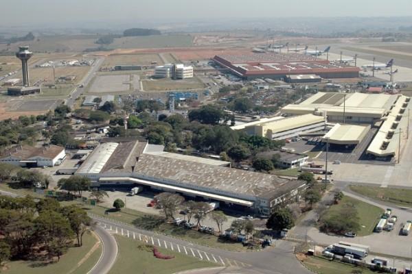 Vista do sítio aeroportuário de Viracopos: vendedores ambulantes regularizados (Cedoc/RAC)