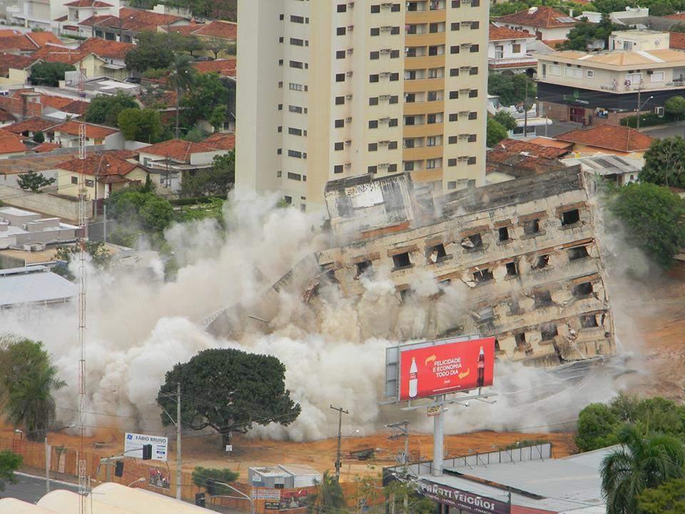 Para a implosão do prédio, foram utilizados 75 kg de explosivosr
 (Kaio Esteves / Divulgação)