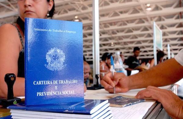A geração de empregos formais caiu pela metade de 2011 para 2012 (Agência Brasil)