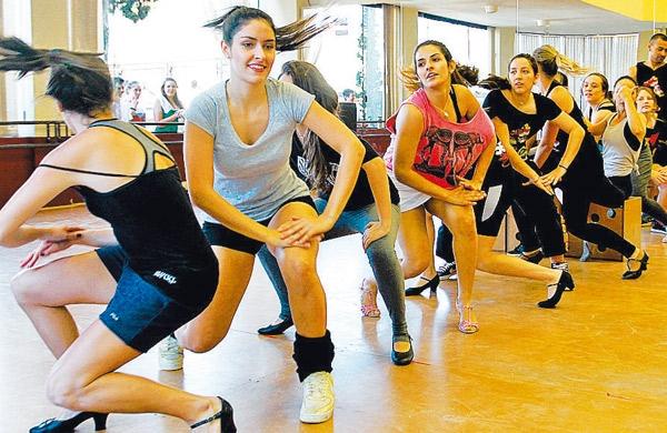 Bailarinos ensaiam para o espetáculo 'Hip Rock', da Julio Lima Company (Rodrigo Zanotto/Especial para AAN)