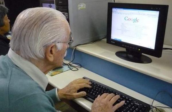 Trata-se de um público que frequenta sites de notícias, faz compras online e muitas vezes mantém contato com filhos, segundo pesquisa (Divulgação)