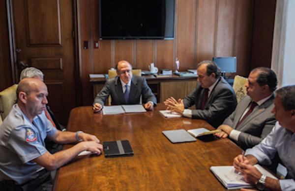 Geraldo Alckmin em reunião com a cúpula da Segurança Pública nesta segunda (Reprodução/Governo do Estado)