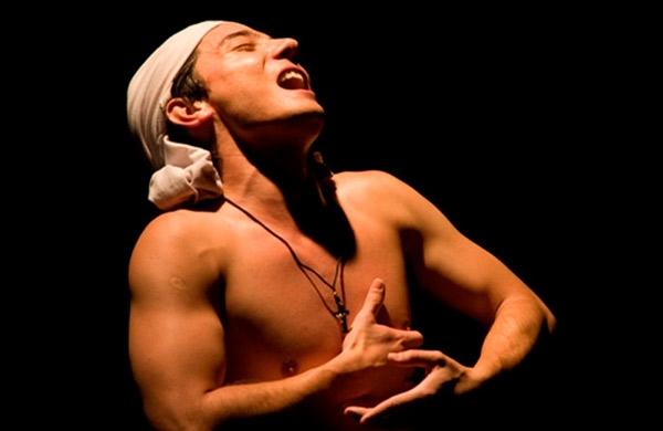 Eduardo Okamoto em cena da peça 'Agora e na Hora de Nossa Hora' ( Divulgação)