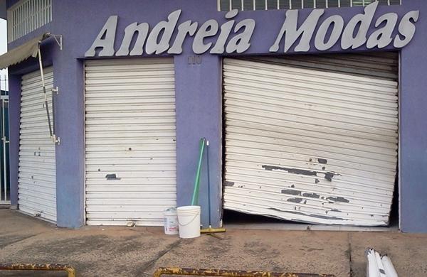 Porta do estabelecimento foi arrombada; prejuízo ainda não foi contabilizado (Dorinaldo Oliveira/ Correio Popular)