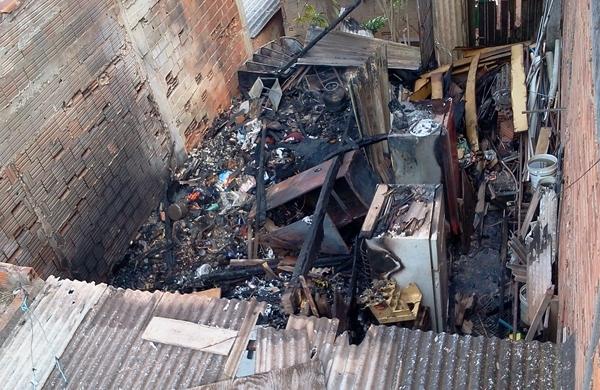 Casa ficou destruída após incêndio  (Dorinaldo Oliveira/ Correio Popular)