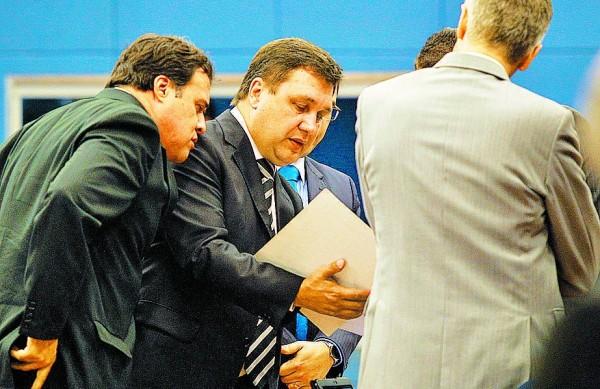 Luiz Henrique Cirilo (PSDB) mostra documento a vereadores na sessão, ontem: alterações nas propostas ( Leandro Ferreira/AAN)