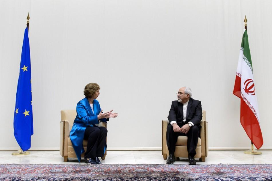 Representante da União Europeia, Catherine Ashton, fala com o ministro das Relações Exteriores Mohammad Javad Zarif na sede das Nações Unidas em Genebra (France Presse)