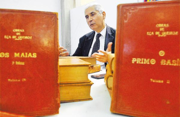 O jornalista José Tavares intermediou a entrega de livros (César Rodrigues/AAN)
