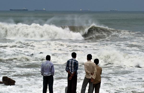 Indianos observam mar revolto após a passagem de ciclone na costa (France Press)