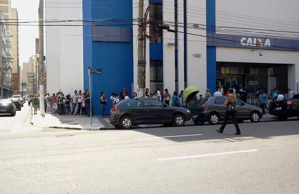 Agências bancárias amanheceram com filas enormes após o fim da greve (Dorinaldo Oliveira/ Correio Popular)