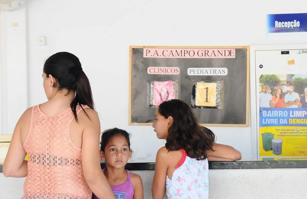 cartaz na recepção do PA do Campo Grande mostra que unidade de saúde não tem clínico geral e apenas um pediatra (Érica Dezonne/ ANN)