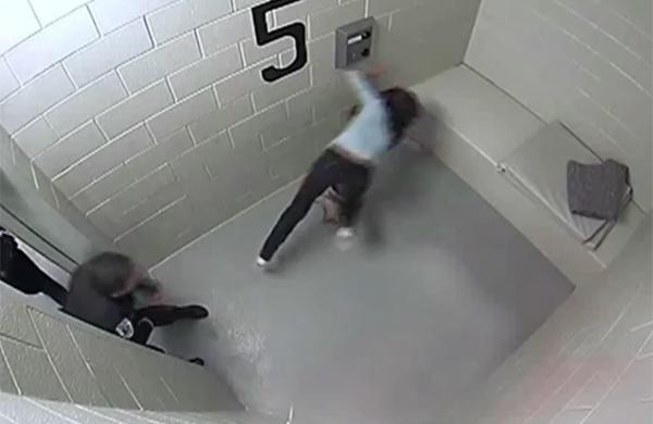 Mulher detida por dirigir embriagada foi violentamente jogada em cela nos Estados Unidos (Reprodução/Youtube)