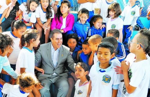 Jonas Donizette entre estudantes na Emef Clotilde Barraquet Von Zuben, no Jardim Florence 2, que teve a maior evolução, de 31% para 77% ( Dominique Torquato/AAN)