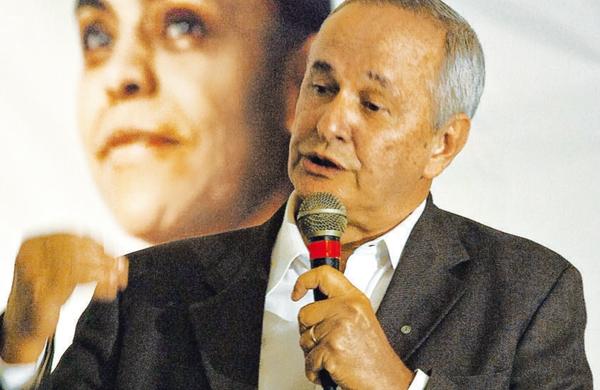 Luciano Zica discursa em campanha de Marina Silva: trabalho para conquistar filiados ao projeto da Rede ( Cedoc/RAC)