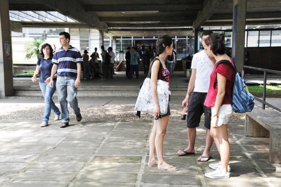 Alunos da Escola Politécnica da Universidade de São Paulo (Poli-USP) em páteo de prédio, no câmpus Butantã (Divulgação/Cecília Bastos/USP)