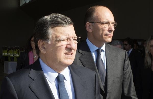 Líder europeu Jose Manuel Barroso (E) e o primeiro-ministro italiano Enrico Letta (D), em Lampedusa (France Press)