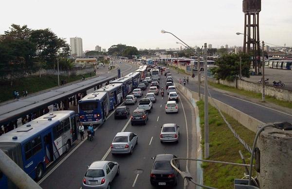 Diversas vias da cidade estão congestionadas por conta de bloqueios formados por coletivos (Dorinaldo Oliveira/ Correio Popular)